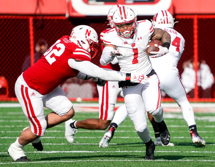 Wisconsin running back Chez Mellusi carrying the football against Nebraska.